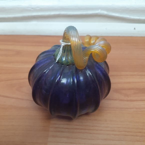 Hand blown purple glass pumpkin Signed - Picture 6 of 6